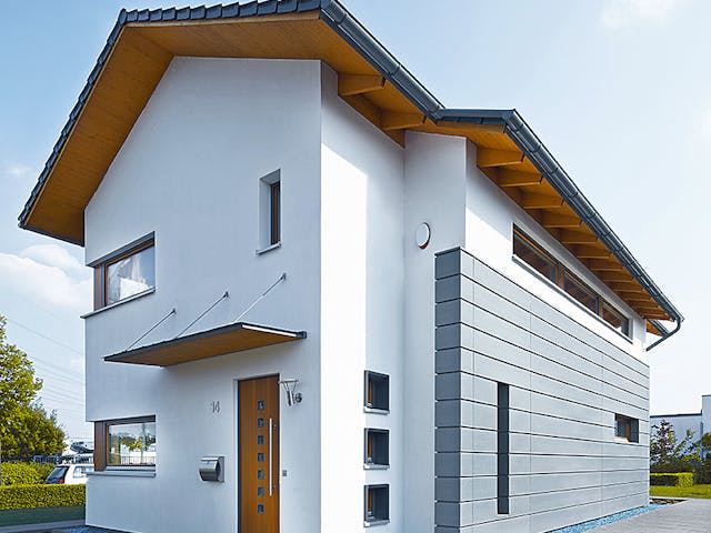 Fertighaus Einfamilienhaus mit Erker und großzügigem Balkon von petershaus, Satteldach-Klassiker Außenansicht 2