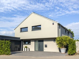 Massivhaus Achenbach von Plan-Concept Massivhaus, Satteldach-Klassiker Außenansicht 2