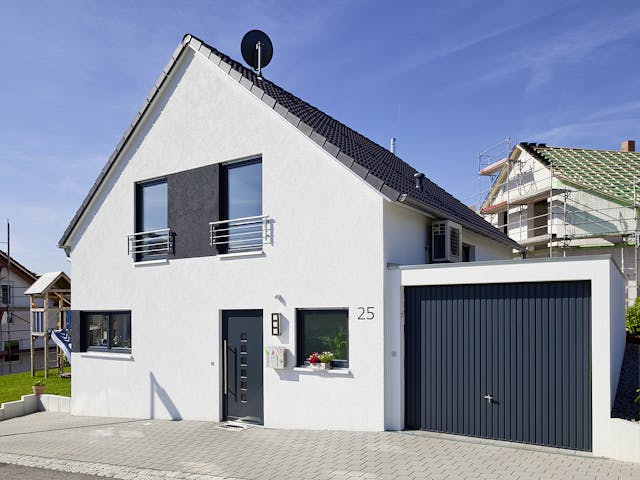 Massivhaus Escher von Plan-Concept Massivhaus, Satteldach-Klassiker Außenansicht 3