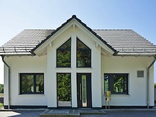 Massivhaus Paulik von Plan-Concept Massivhaus, Satteldach-Klassiker Außenansicht 3