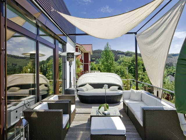 Dachterrasse mit Sonnensegel und Sitzmöbeln