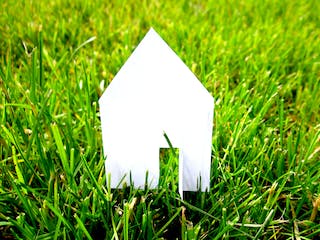 Hausschablone auf grüner Wiese Hausschablone auf grüner Wiese