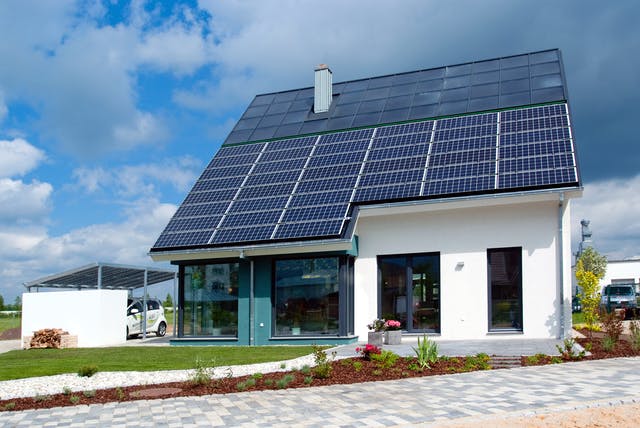 Haus mit Pultdach und Solaranlage, Außenansicht