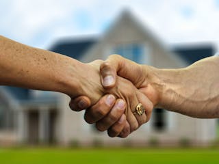 Handschlag vor Haus