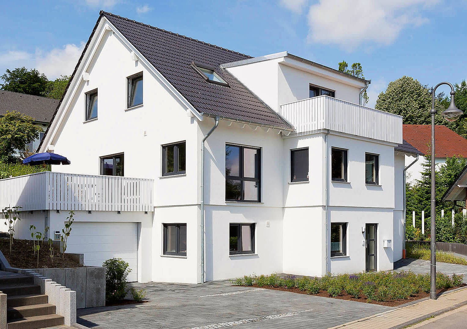 Fertighaus Bonvenon von FINGERHUT-HAUS Schlüsselfertig ab 589158€, Satteldach-Klassiker Außenansicht 1