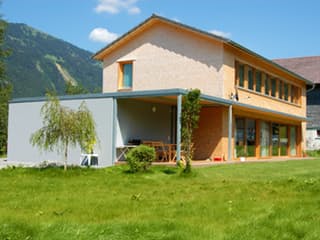 Fertighaus Rahn von Holzhaus Roßkopf Schlüsselfertig ab 298000€, Satteldach-Klassiker Außenansicht 3