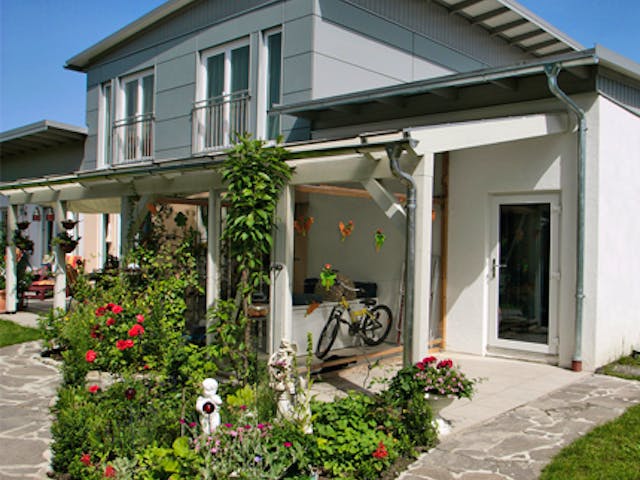 Fertighaus Raubling 1 von Regnauer Hausbau Schlüsselfertig ab 246855€, Pultdachhaus Außenansicht 2