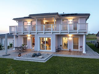 Fertighaus Albaching von Regnauer Hausbau Schlüsselfertig ab 633710€, Stadtvilla Außenansicht 2