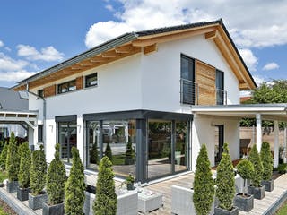 Fertighaus Bruckberg von Regnauer Hausbau Schlüsselfertig ab 396995€, Satteldach-Klassiker Außenansicht 1