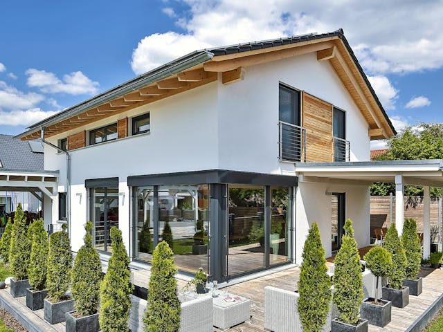 Fertighaus Bruckberg von Regnauer Hausbau Schlüsselfertig ab 396995€, Satteldach-Klassiker Außenansicht 1