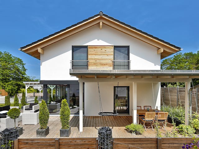 Fertighaus Bruckberg von Regnauer Hausbau Schlüsselfertig ab 396995€, Satteldach-Klassiker Außenansicht 2