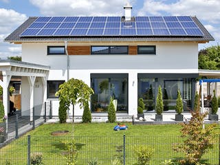 Fertighaus Bruckberg von Regnauer Hausbau Schlüsselfertig ab 396995€, Satteldach-Klassiker Außenansicht 4