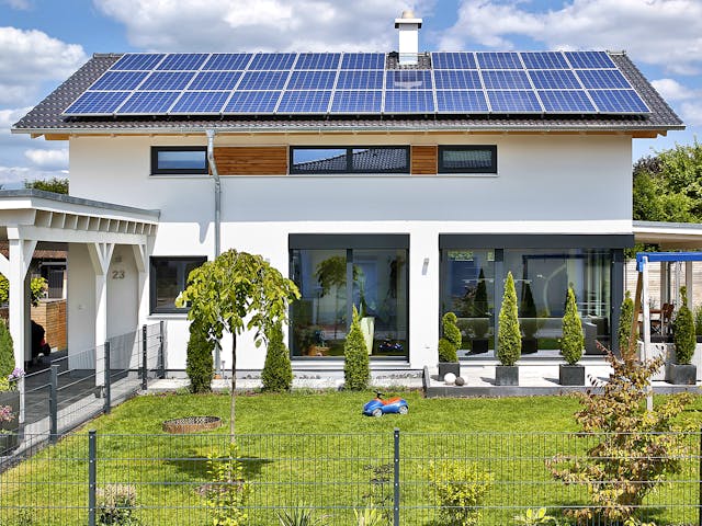 Fertighaus Bruckberg von Regnauer Hausbau Schlüsselfertig ab 396995€, Satteldach-Klassiker Außenansicht 4