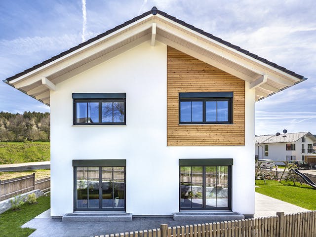 Fertighaus Glonn von Regnauer Hausbau Schlüsselfertig ab 498590€, Satteldach-Klassiker Außenansicht 3