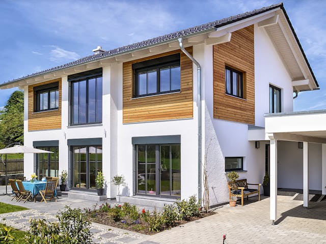 Fertighaus Glonn von Regnauer Hausbau Schlüsselfertig ab 498590€, Satteldach-Klassiker Außenansicht 4