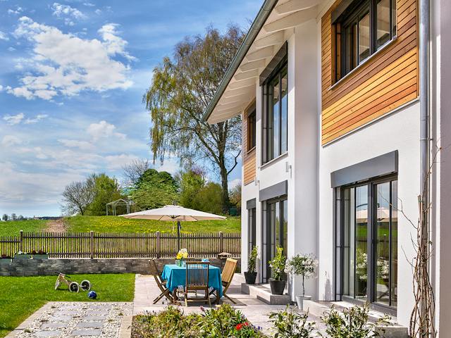Fertighaus Glonn von Regnauer Hausbau, Satteldach-Klassiker Außenansicht 1