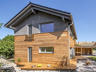 Fertighaus Waakirchen von Regnauer Hausbau Schlüsselfertig ab 520390€, Satteldach-Klassiker Außenansicht 2