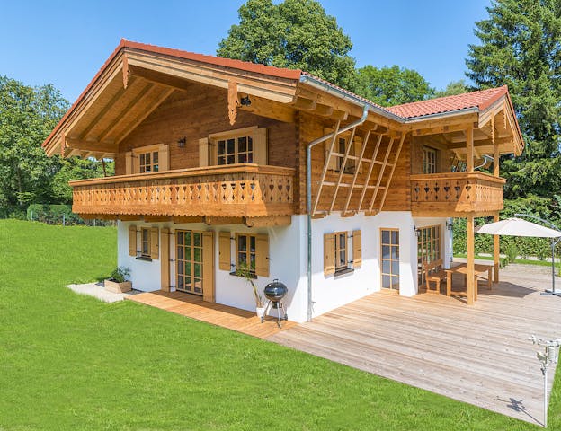 Modernes Holzmassivhaus im für den bayerischen Hausbau typischen Alpenstil von Rems-Murr-Holzhaus