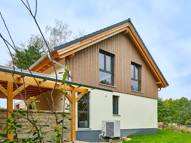 Blockhaus Schwalbenflug von Rems-Murr-Holzhaus Schlüsselfertig ab 470000€, Satteldach-Klassiker Außenansicht 3