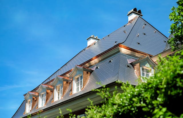 Modernes Haus mit Schieferdach & Kupfergauben