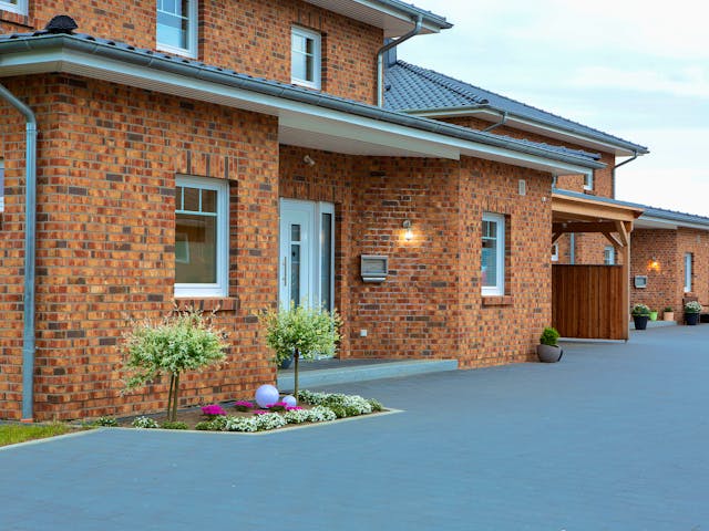 Massivhaus Stadtvilla Lugana von ROTH-MASSIVHAUS Schlüsselfertig ab 341500€, Stadtvilla Außenansicht 4