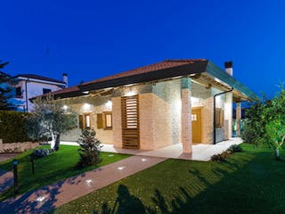 Blockhaus Puglia von Rubner Haus Schlüsselfertig ab 327000€, Blockhaus Außenansicht 2