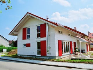 Fertighaus Schöneck von ISARTALER HOLZHAUS Schlüsselfertig ab 276000€, Satteldach-Klassiker Außenansicht 2