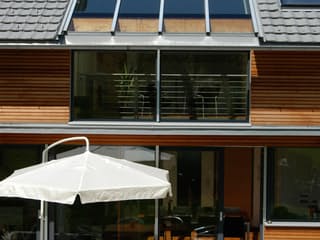 Fertighaus Schubert von Holzhaus Roßkopf Schlüsselfertig ab 284500€, Satteldach-Klassiker Außenansicht 7