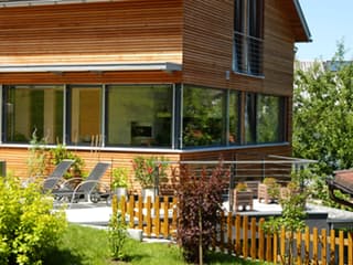 Fertighaus Schubert von Holzhaus Roßkopf Schlüsselfertig ab 284500€, Satteldach-Klassiker Außenansicht 3