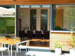 Fertighaus Schubert von Holzhaus Roßkopf Schlüsselfertig ab 284500€, Satteldach-Klassiker Außenansicht 8