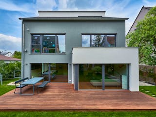 Fertighaus Haus Schulz von Fertighaus WEISS Schlüsselfertig ab 705412€, Pultdachhaus Außenansicht 1