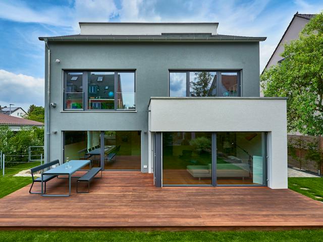 Fertighaus Haus Schulz von Fertighaus WEISS Schlüsselfertig ab 705412€, Pultdachhaus Außenansicht 1