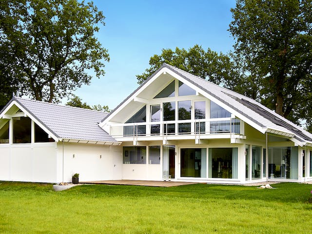 Fertighaus Holzskelettbau mit Garagenanbau von Detmolder Fachwerkhaus Schlüsselfertig ab 672000€, Fachwerk Außenansicht 2