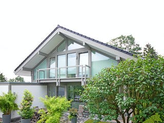 Fertighaus Holzskelettbau mit freistehendem Carport von Detmolder Fachwerkhaus Schlüsselfertig ab 390000€, Außenansicht 1