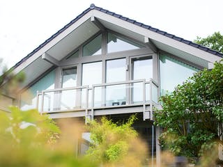 Fertighaus Holzskelettbau mit freistehendem Carport von Detmolder Fachwerkhaus Schlüsselfertig ab 390000€, Außenansicht 2