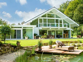 Modernes Fachwerkhaus in weiß