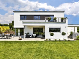 Fertighaus Schwabach von Regnauer Hausbau Schlüsselfertig ab 496050€, Cubushaus Außenansicht 3