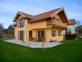 Fertighaus Schwansee von ISARTALER HOLZHAUS Schlüsselfertig ab 264000€, Satteldach-Klassiker Außenansicht 1