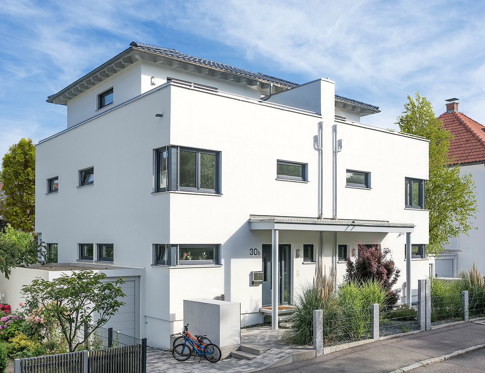 Fertighaus D 30-166.2 - Walmdach Doppelhaus von SchwörerHaus Schlüsselfertig ab 520400€, Stadtvilla Außenansicht 1