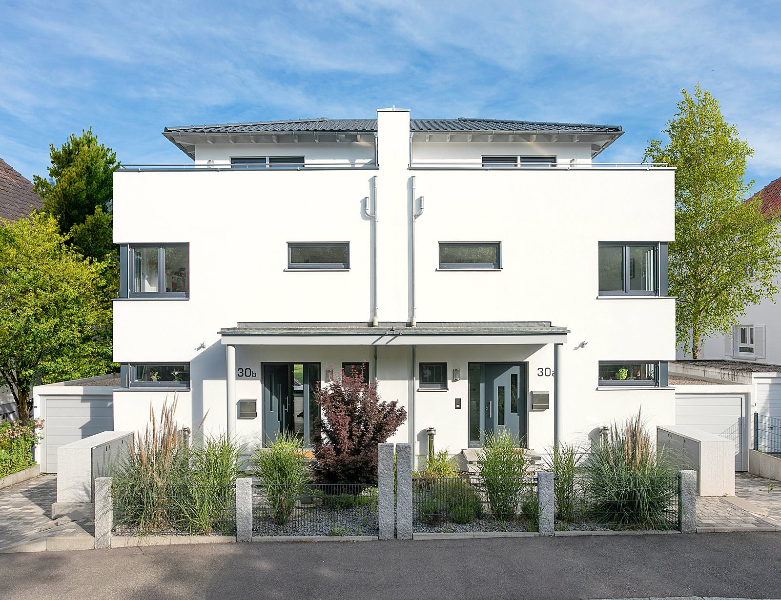 Fertighaus D 30-166.2 - Walmdach Doppelhaus von SchwörerHaus Schlüsselfertig ab 520400€, Stadtvilla Außenansicht 2
