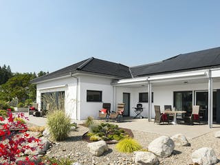 Fertighaus E 10-176.1 - Moderner Bungalow von SchwörerHaus Schlüsselfertig ab 636698€, Bungalow Außenansicht 2