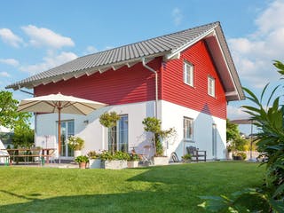 Fertighaus E 15-128.8 - Modernes Landhaus von SchwörerHaus Schlüsselfertig ab 332211€, Satteldach-Klassiker Außenansicht 2