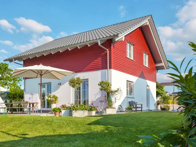Fertighaus E 15-128.8 - Modernes Landhaus von SchwörerHaus Schlüsselfertig ab 332211€, Satteldach-Klassiker Außenansicht 2