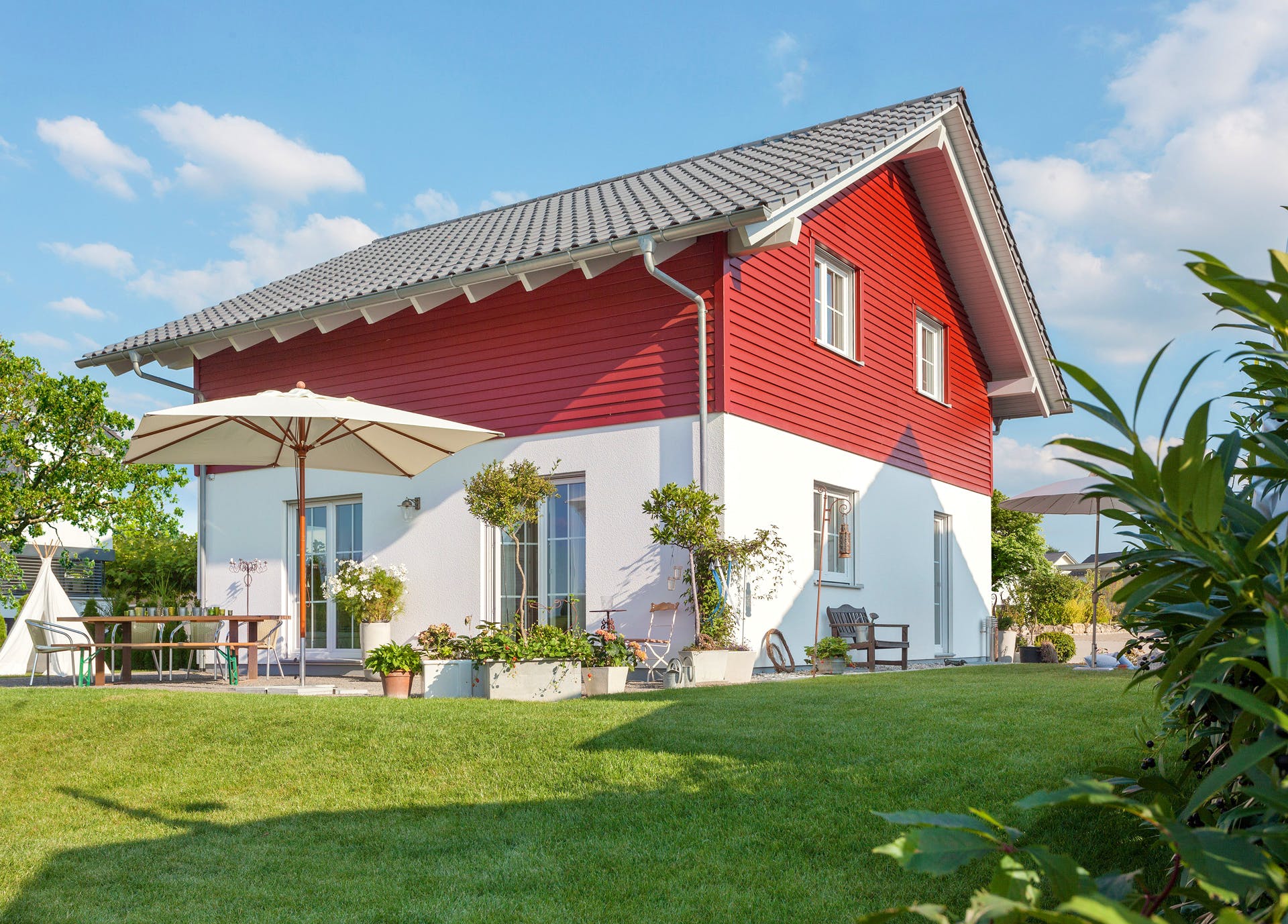 Fertighaus E 15-128.8 - Modernes Landhaus von SchwörerHaus Schlüsselfertig ab 315700€, Satteldach-Klassiker Außenansicht 2