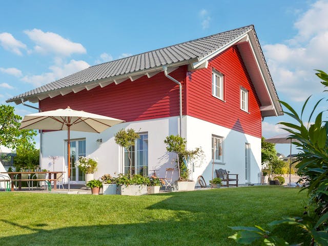 Fertighaus E 15-128.8 - Modernes Landhaus von SchwörerHaus Schlüsselfertig ab 315700€, Satteldach-Klassiker Außenansicht 2