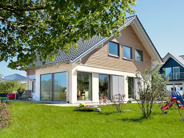 Fertighaus E 15-153.1 - Sonneninselhaus von SchwörerHaus Schlüsselfertig ab 432252€, Satteldach-Klassiker Außenansicht 1 Fertighaus E 15-153.1 - Sonneninselhaus von SchwörerHaus Schlüsselfertig ab 432252€, Satteldach-Klassiker Außenansicht 1