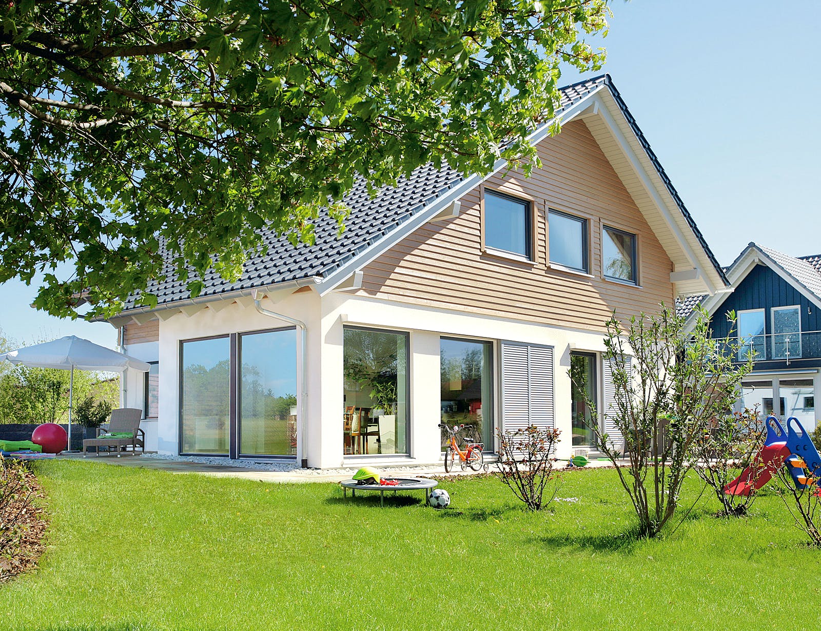 Fertighaus E 15-153.1 - Sonneninselhaus von SchwörerHaus Schlüsselfertig ab 419700€, Satteldach-Klassiker Außenansicht 1