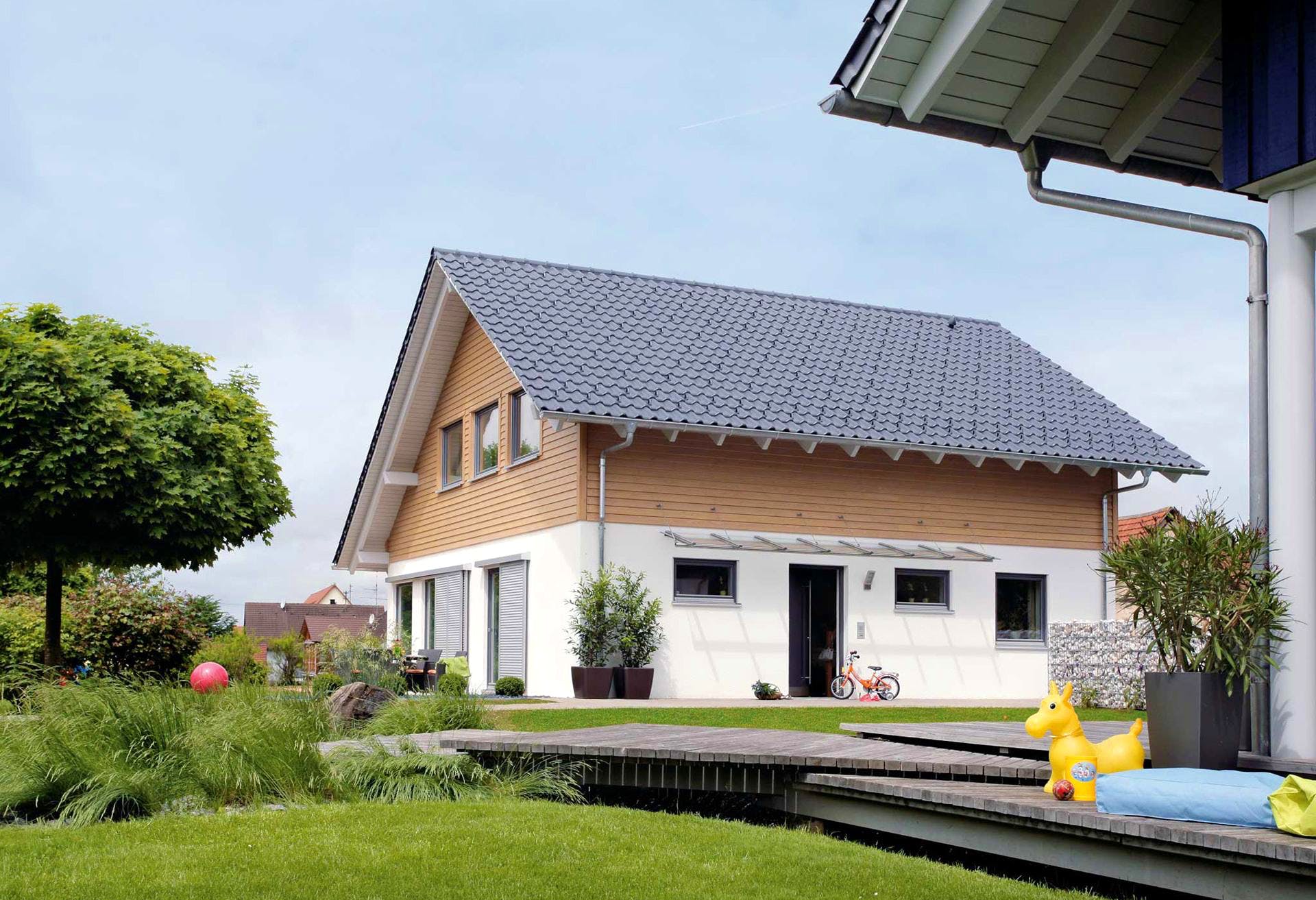 Fertighaus E 15-153.1 - Sonneninselhaus von SchwörerHaus Schlüsselfertig ab 419700€, Satteldach-Klassiker Außenansicht 2