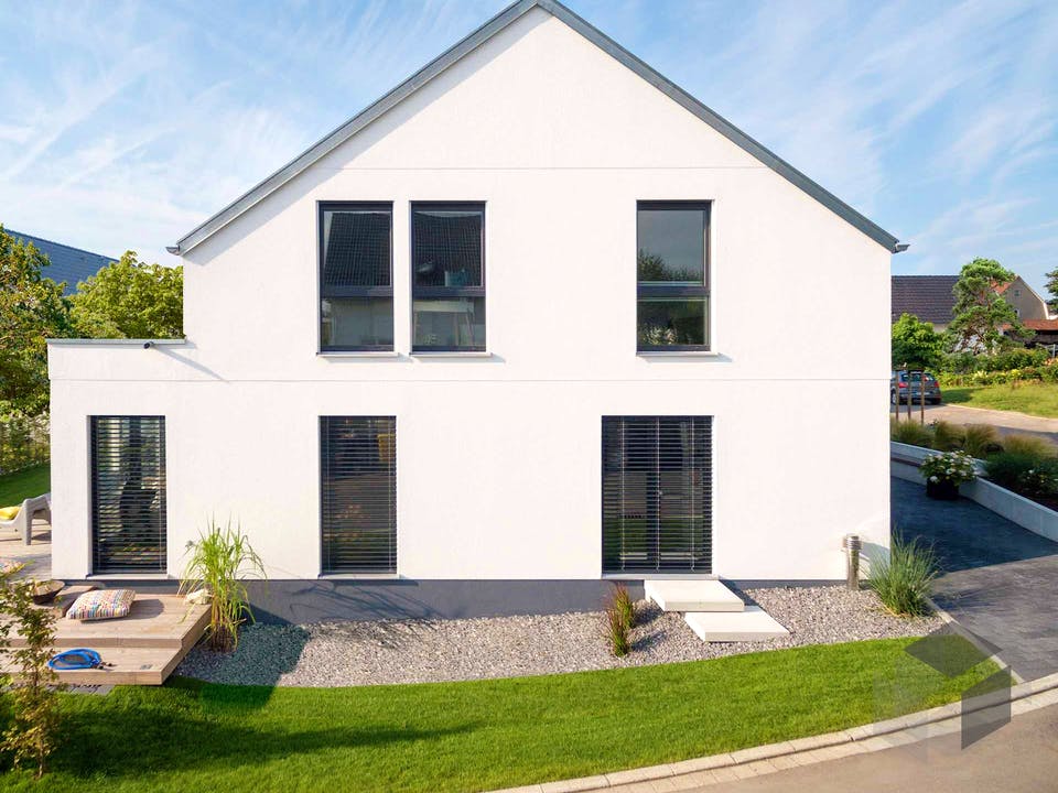 E 15-158.3 - Modernes Satteldachhaus von SchwörerHaus Außenansicht