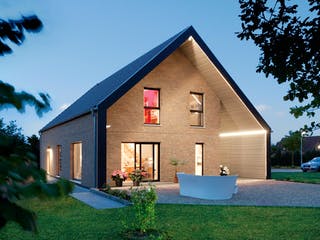 Fertighaus E 15-170.1 - Musterhaus Helmstorf von SchwörerHaus Schlüsselfertig ab 641560€, Satteldach-Klassiker Außenansicht 2